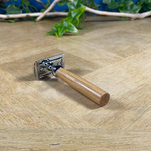 Charger l&#39;image dans la galerie, Rasoir de sureté zéro déchet en chêne fabriqué en France - Novela